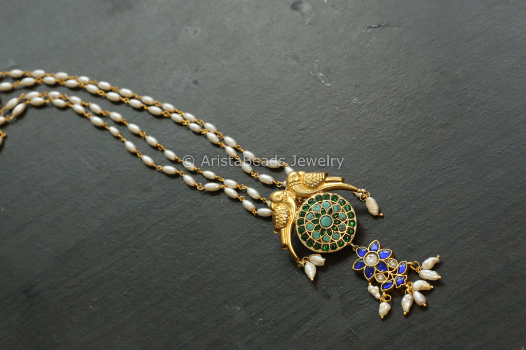 Jadu Pendant In Pearl Chain