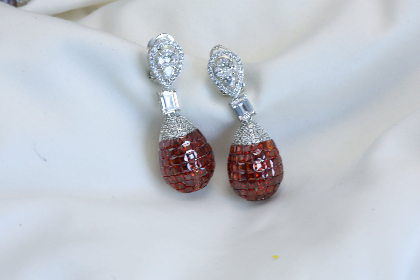 Short Invisible Settings Earrings -Rust Red