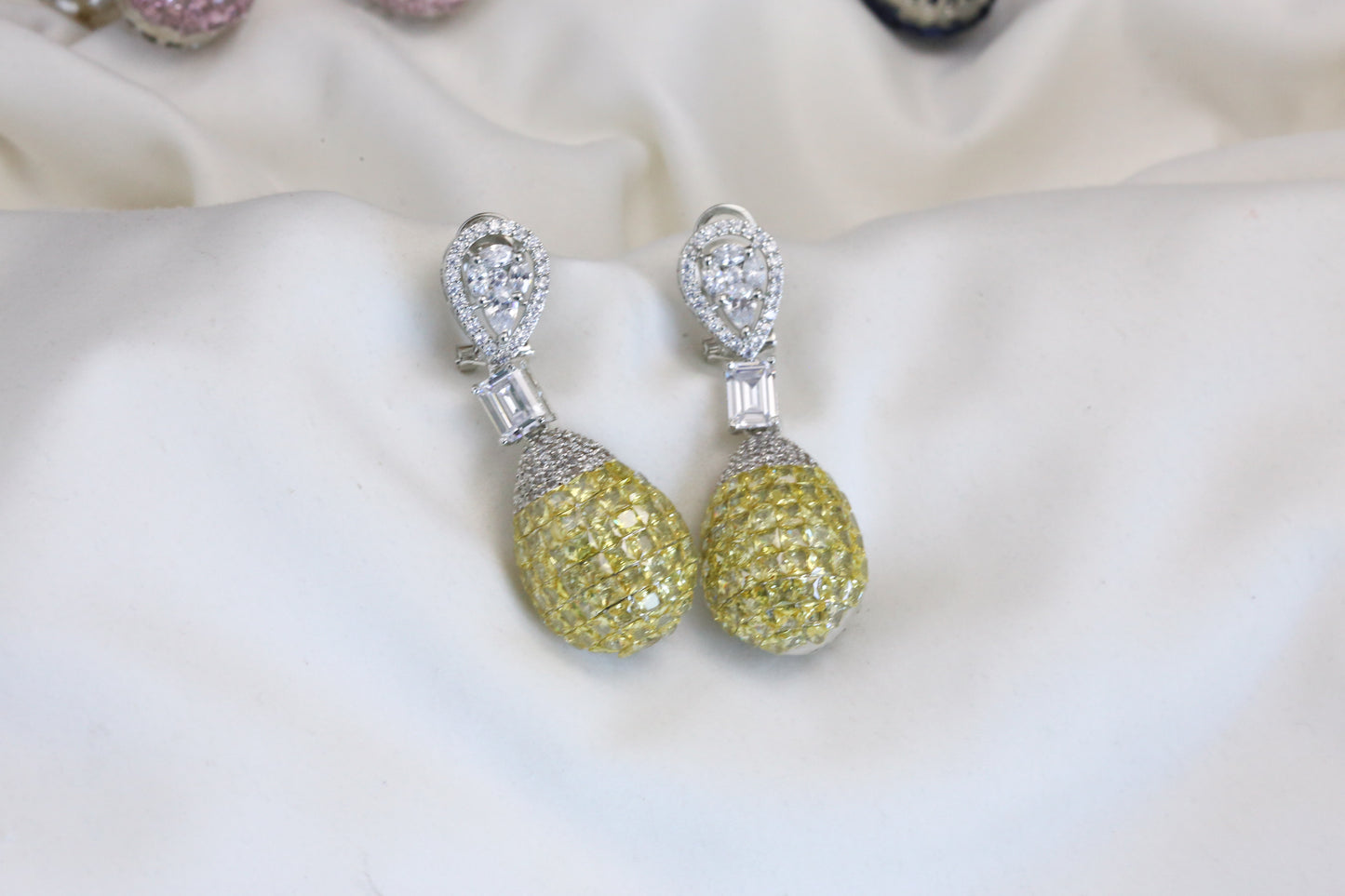 Short Invisible Settings Earrings - Yellow