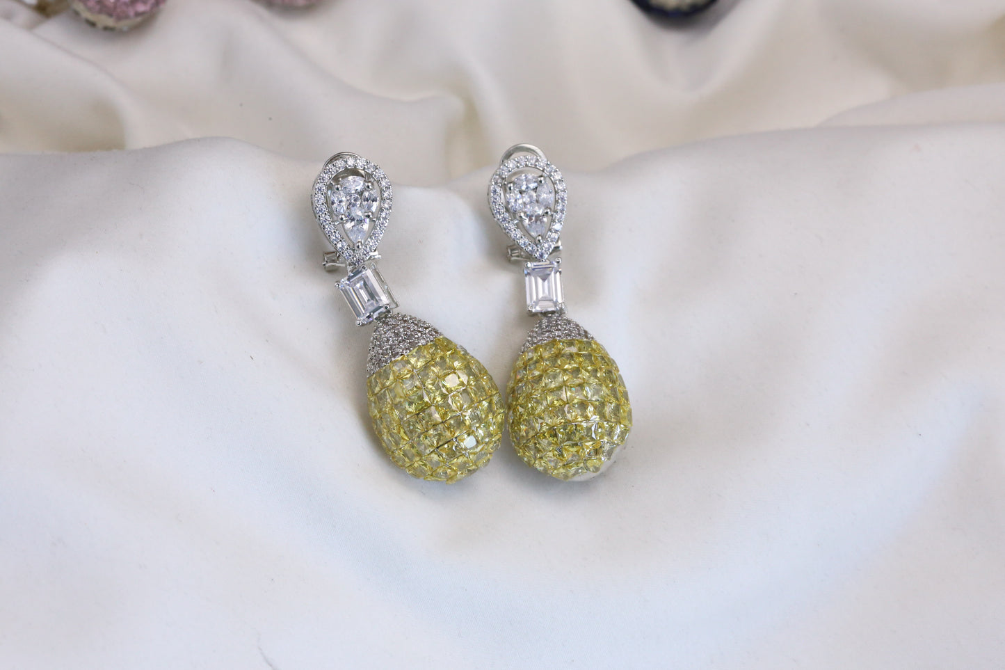 Short Invisible Settings Earrings - Yellow