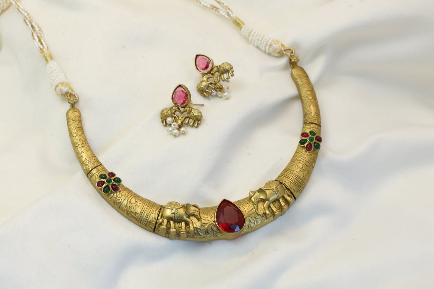 Antique Gold Tone Red Necklace Set (T102-54)