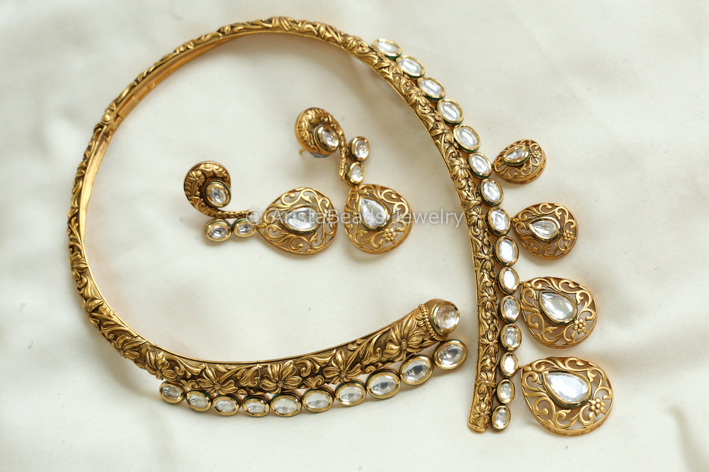 Antique Gold Clear Kundan Carved Hasli Set (103-05)