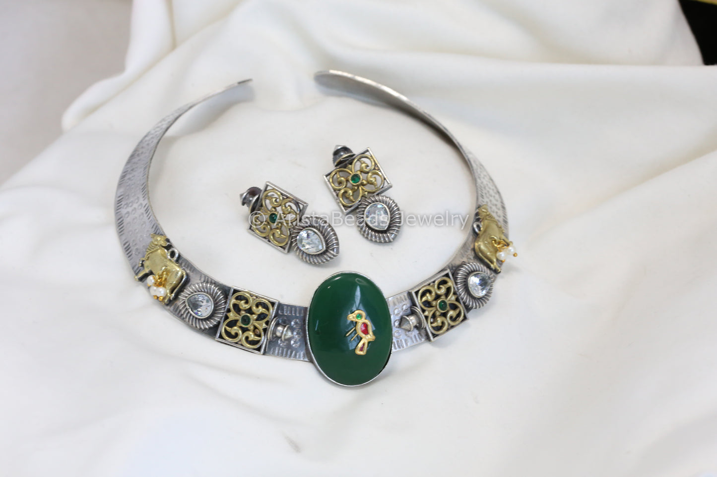 Noor Inlay Kundan Hasli Necklace - Emrerald Green