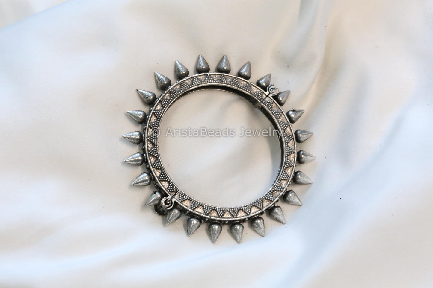 Silver Look Alike Spike Pacheli (openable)
