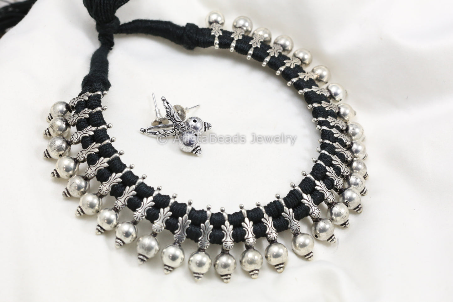 Silver Look Alike Thread Necklace - Black