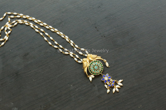 Jadu Pendant In Pearl Chain