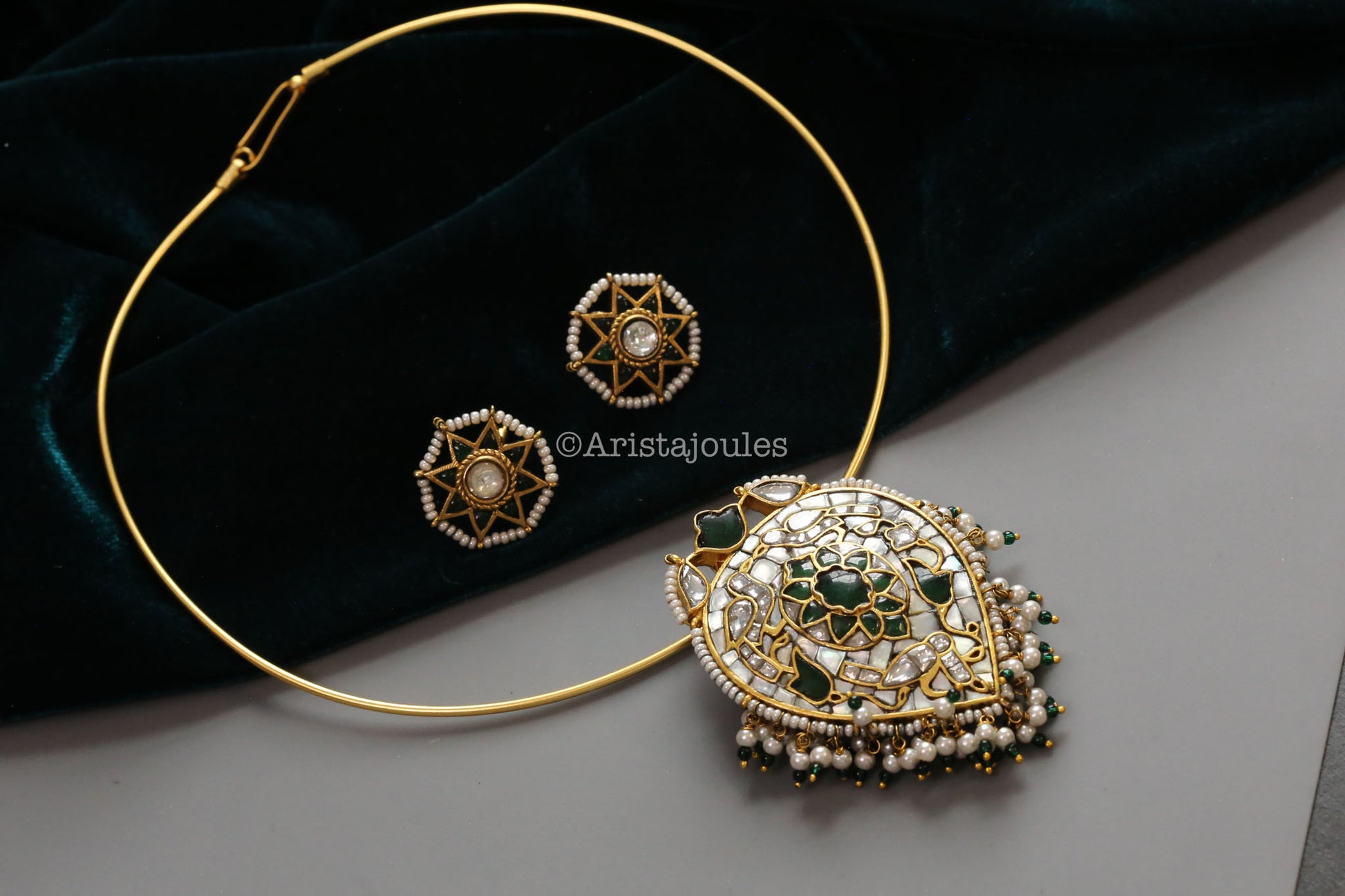 Takkar Kundan Pendant Hasli Set (Removable) - MOP Green