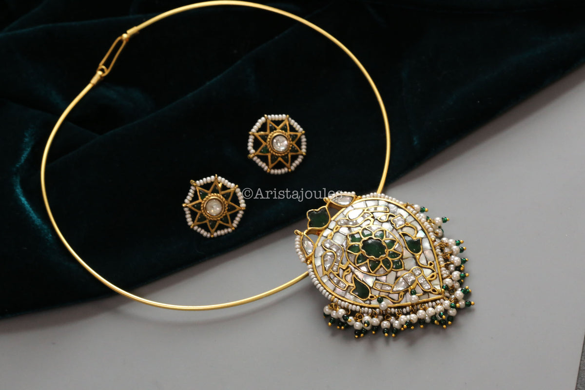 Takkar Kundan Pendant Hasli Set (Removable) - MOP Green