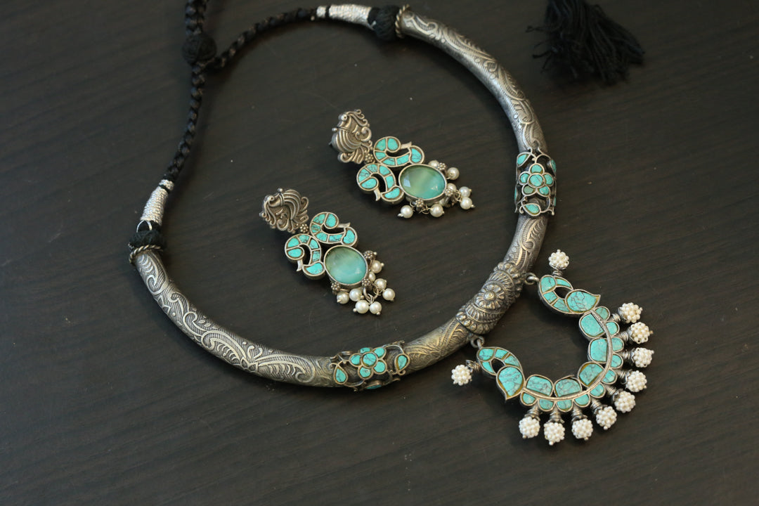 Oxidized Jadau Hasli Necklace Set - Turquoise
