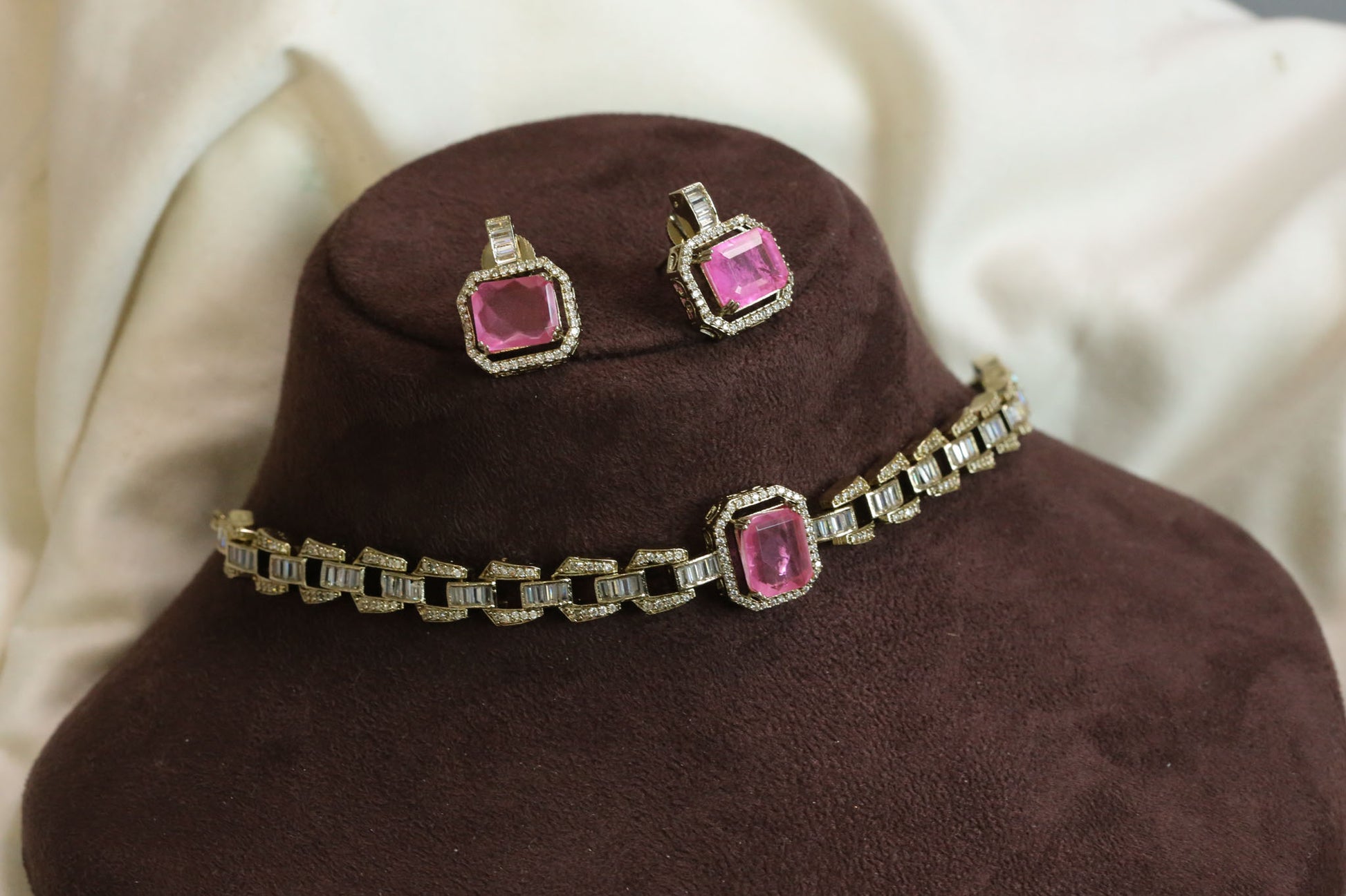 Sunehri Bouquet Stones & Pink Doublet Choker Set
