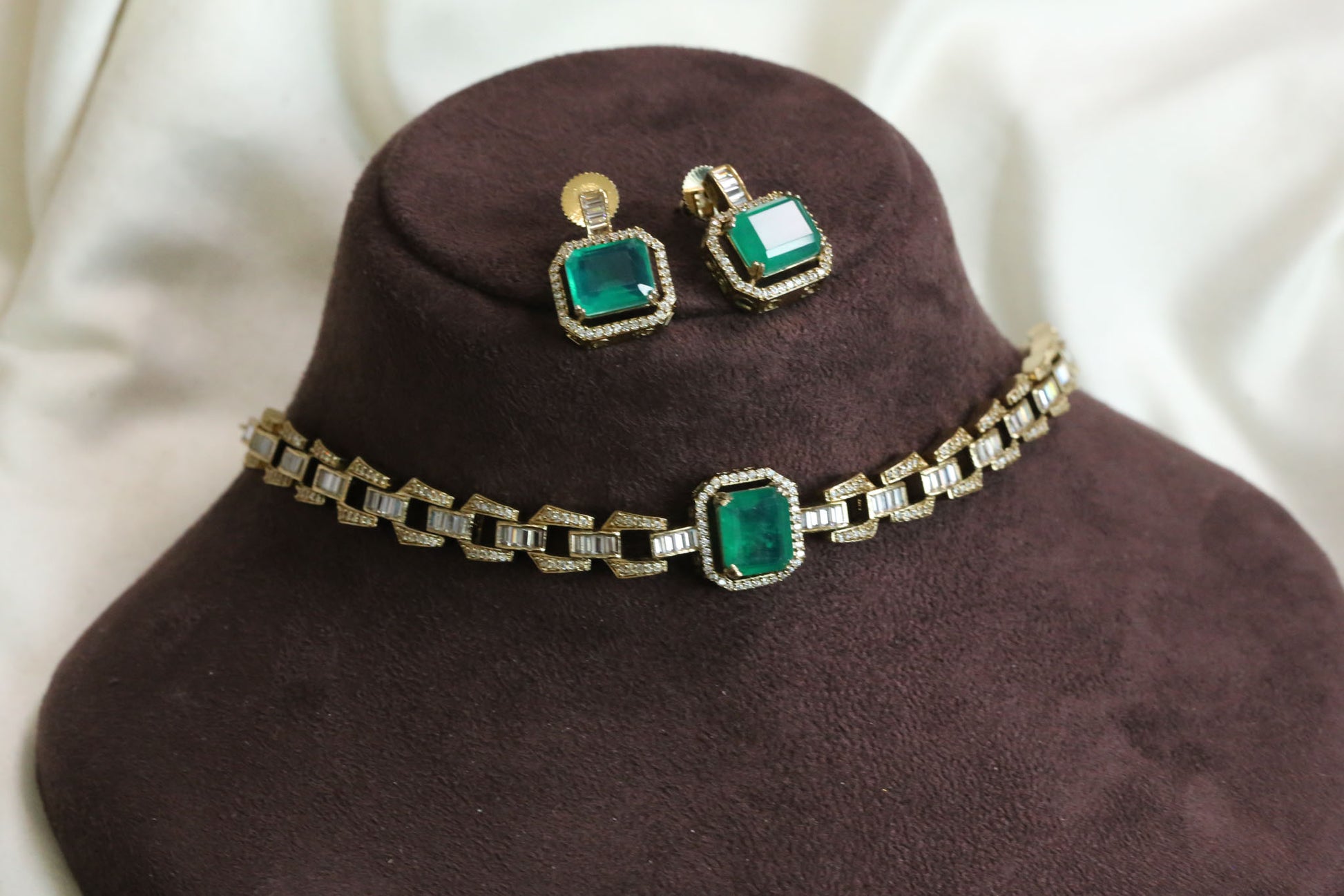Sunehri Bouquet Stones & Green Doublet Choker Set