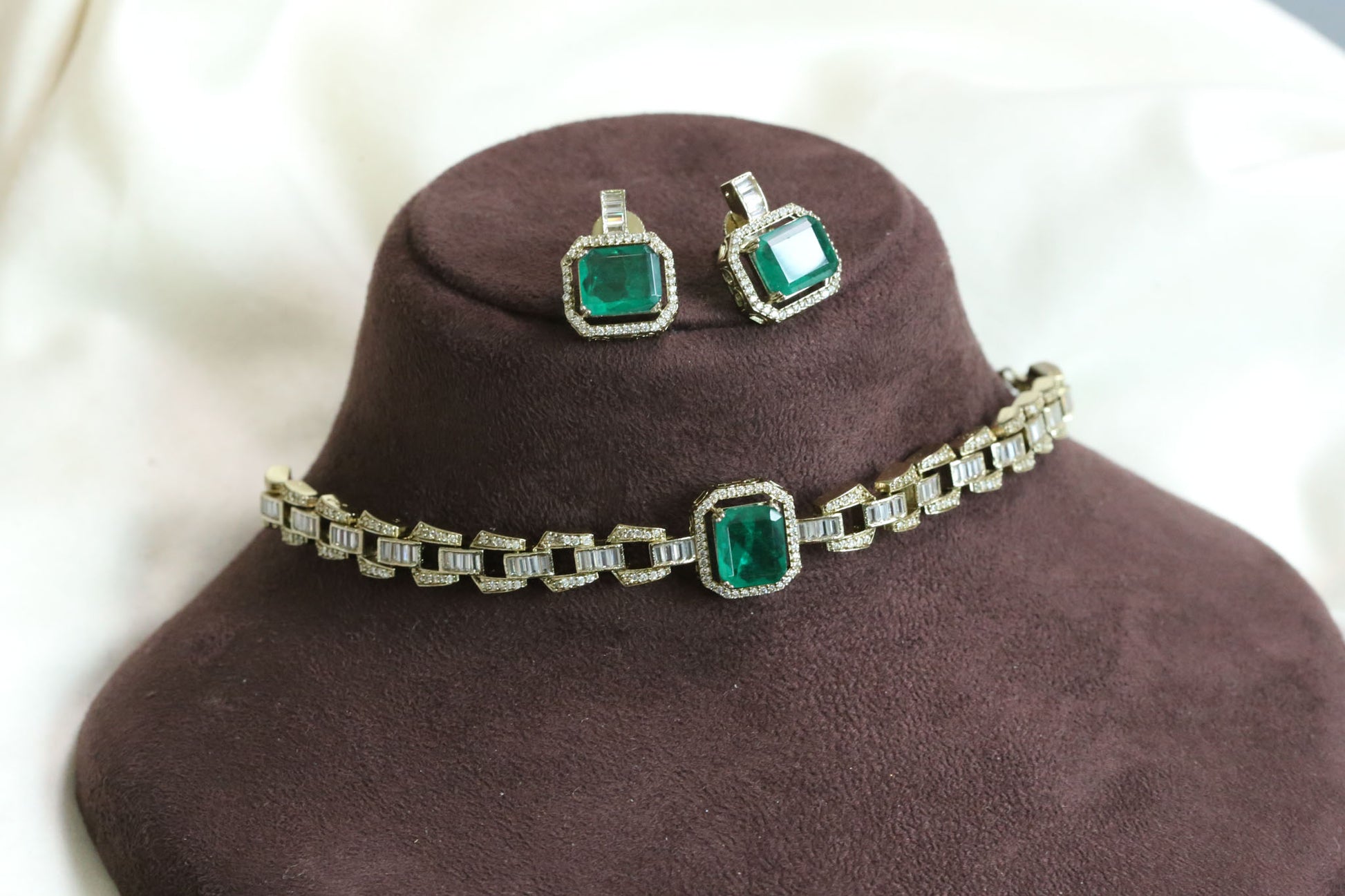 Sunehri Bouquet Stones & Green Doublet Choker Set