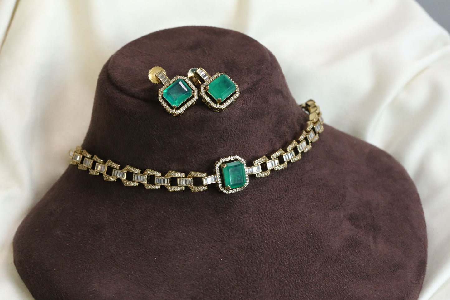 Sunehri Bouquet Stones & Green Doublet Choker Set