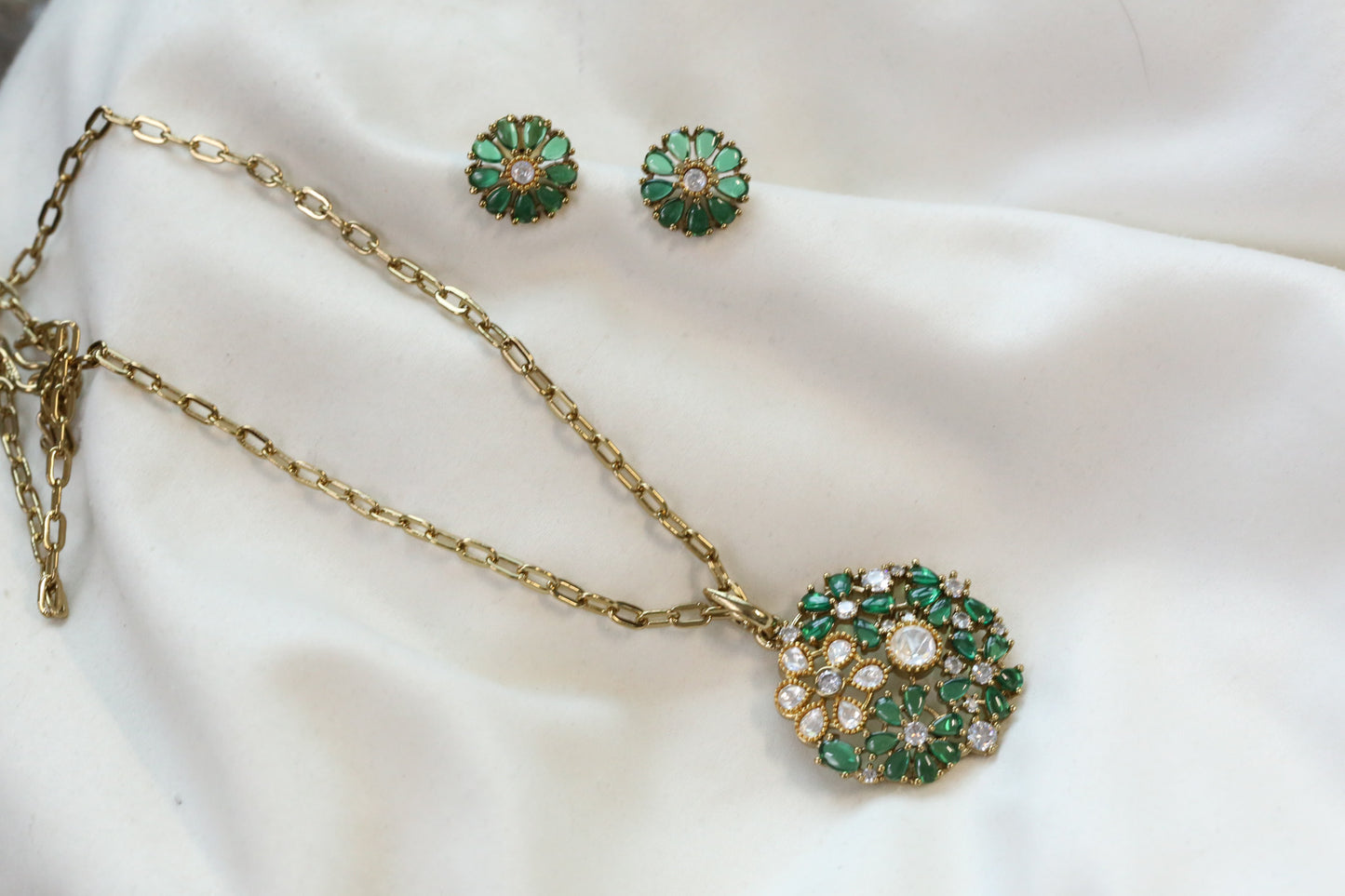 Nisha Dainty Mehndi Polish Pendant Set - Green