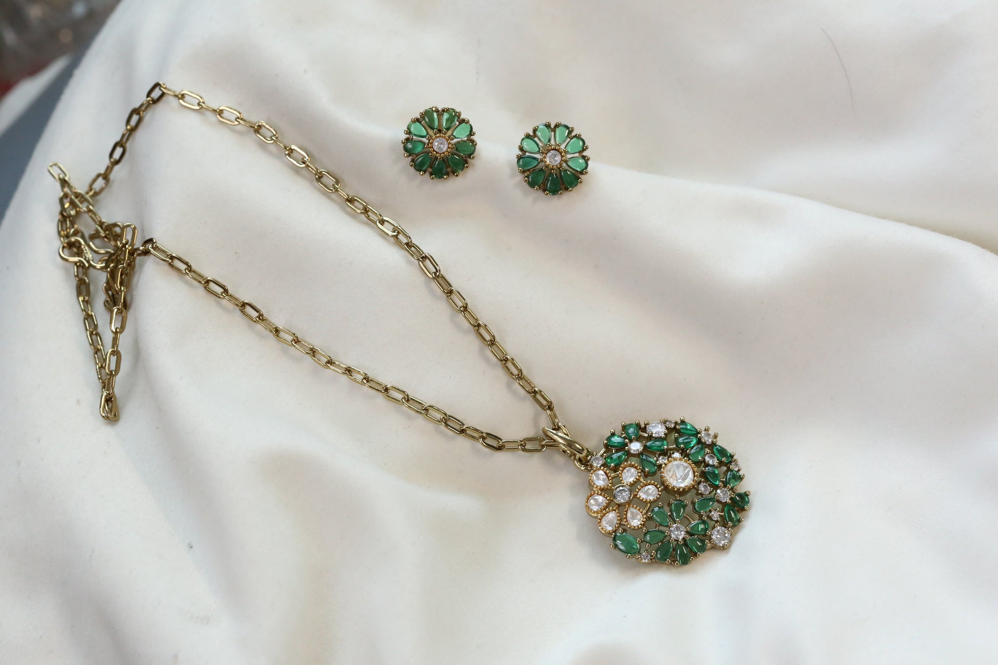 Nisha Dainty Mehndi Polish Pendant Set - Green