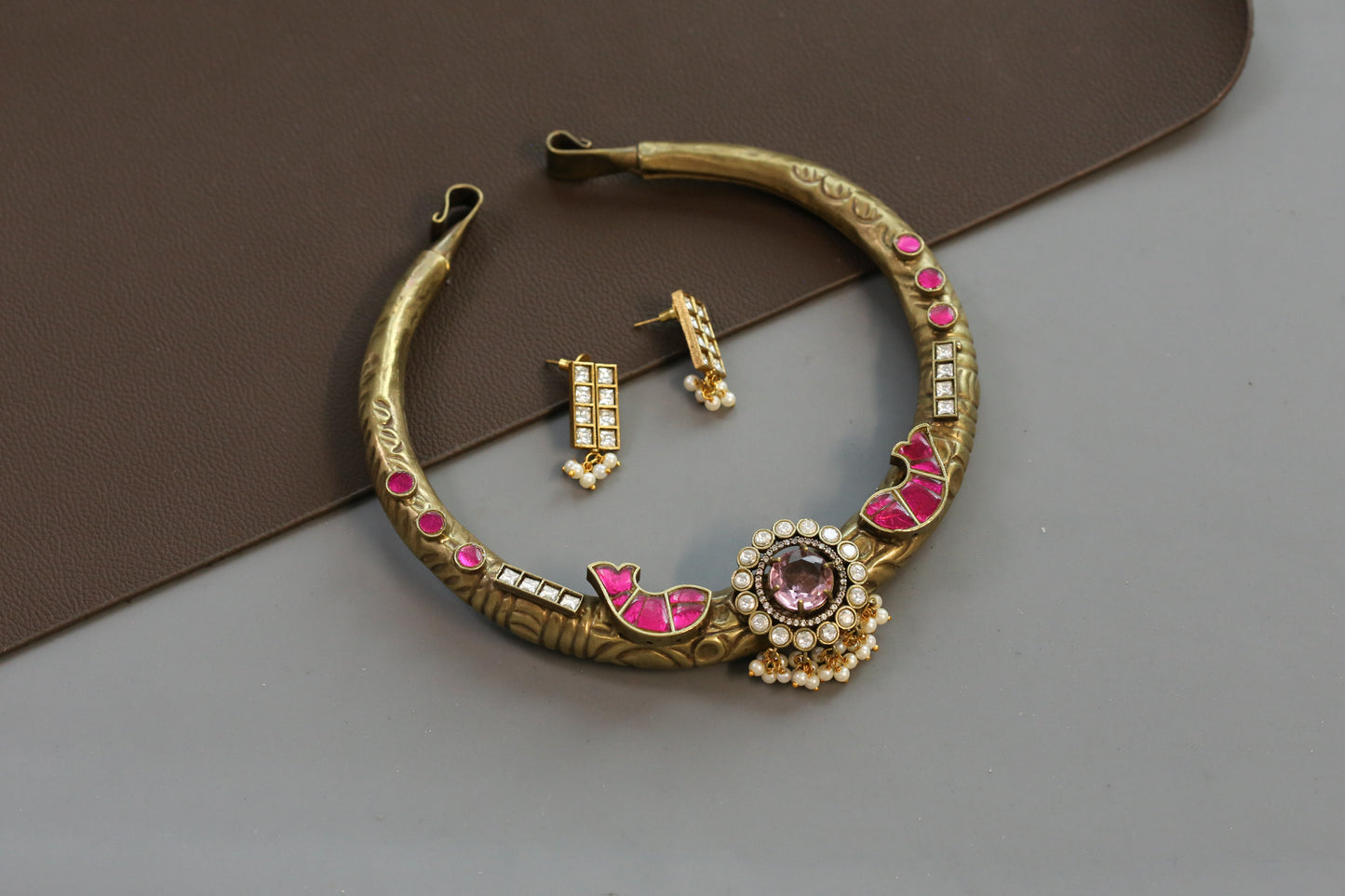 Vintage Look Rubina Hasli Necklace Set - Pink Stone