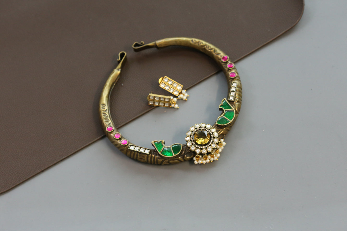 Vintage Look Rubina Hasli Necklace Set - Yellow Stone