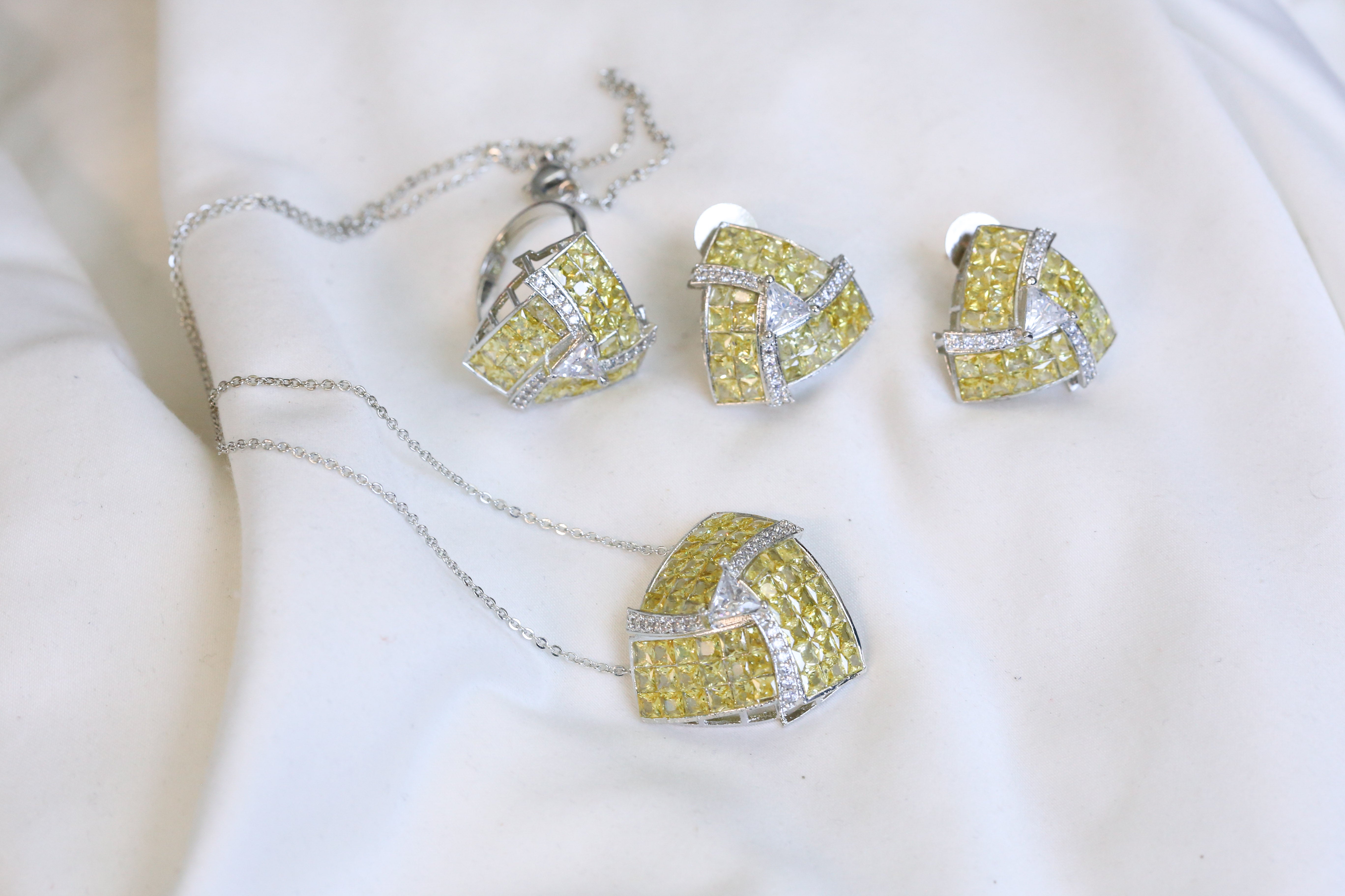 Invisible Stone Setting Necklace Set -Yellow – AristaJoules