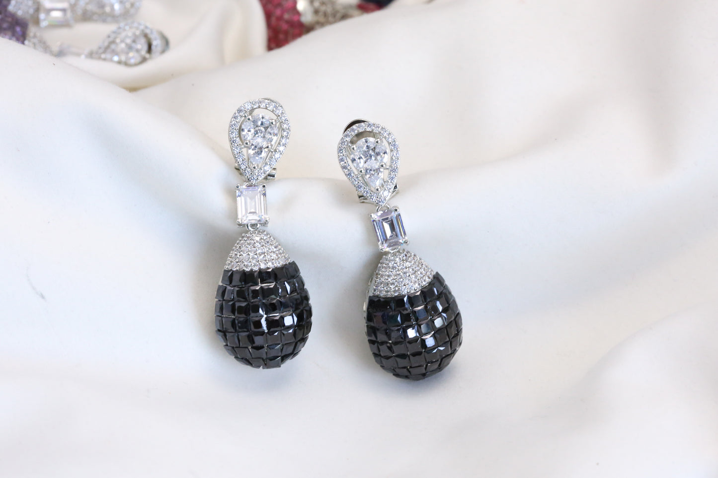 Short Invisible Settings Earrings -Black