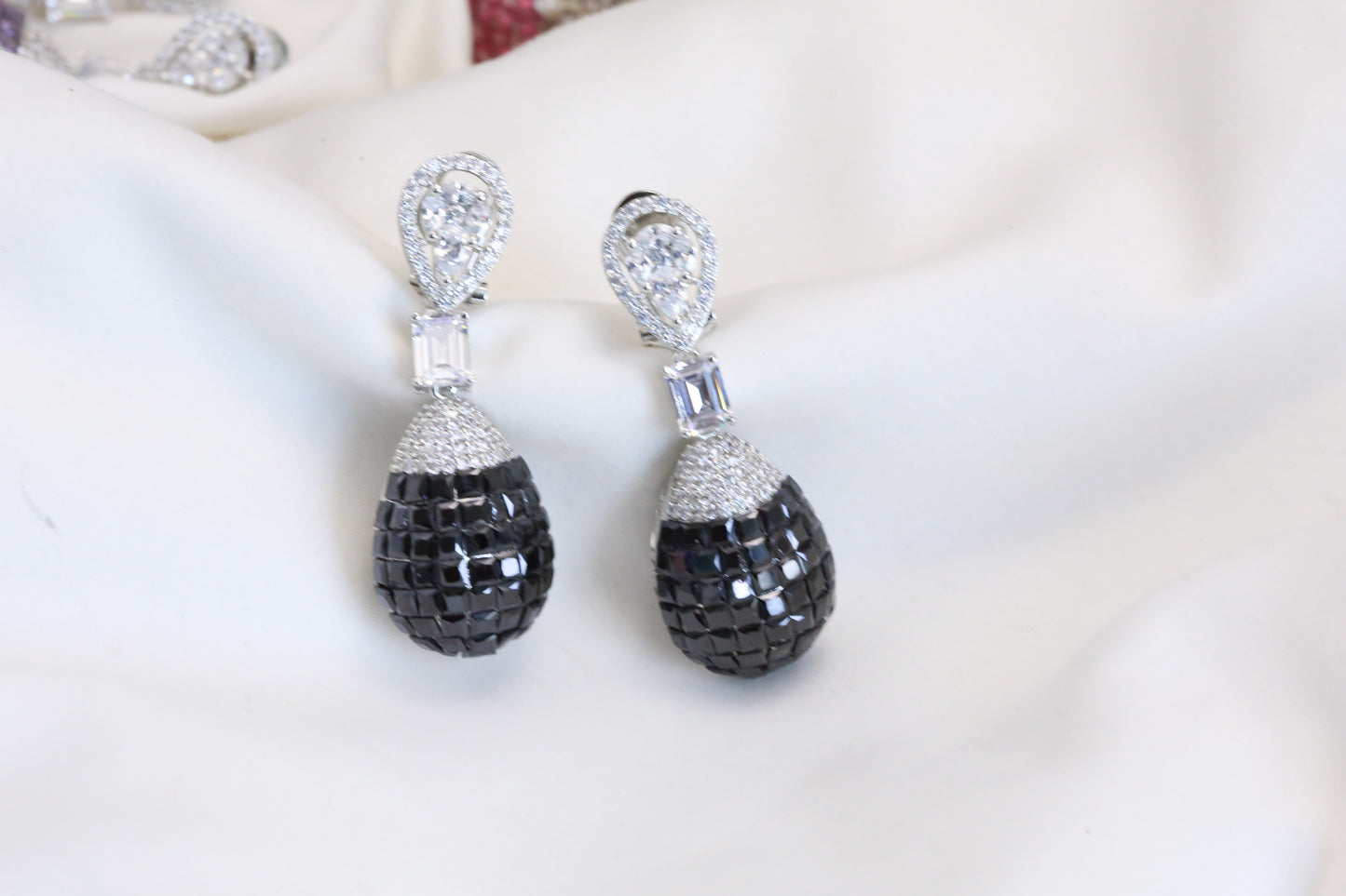 Short Invisible Settings Earrings -Black