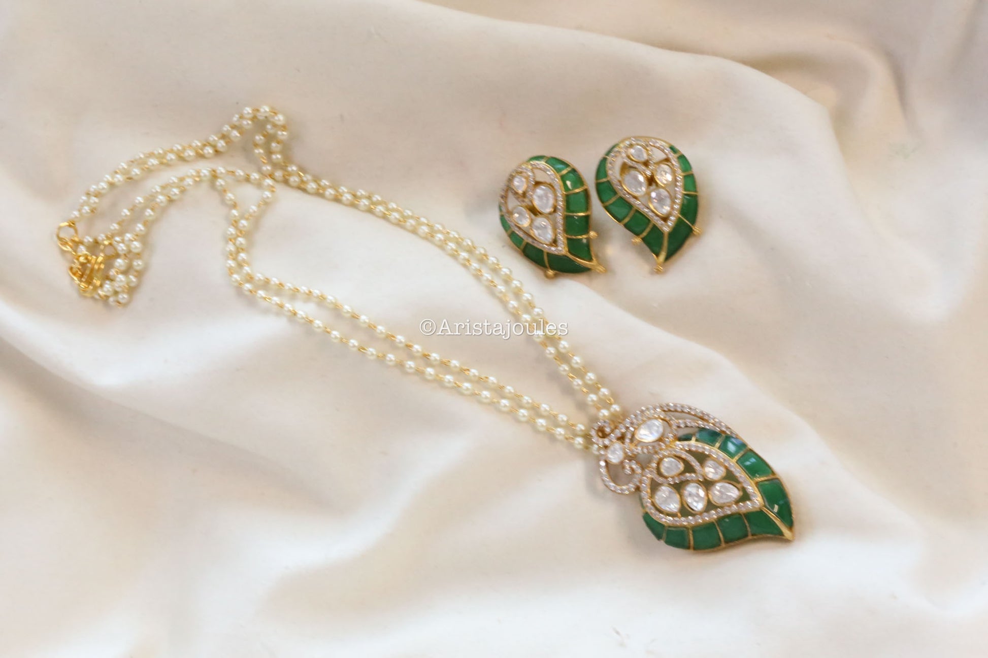 Takkar Kundan & Polki Pendant Set - Emerald Green