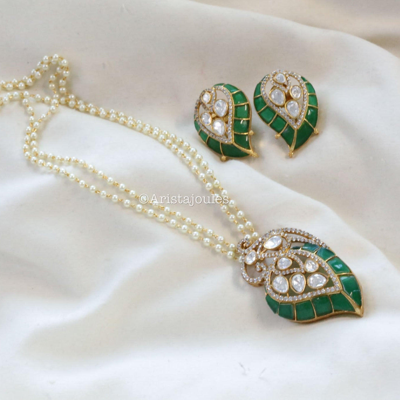 Takkar Kundan & Polki Pendant Set - Emerald Green