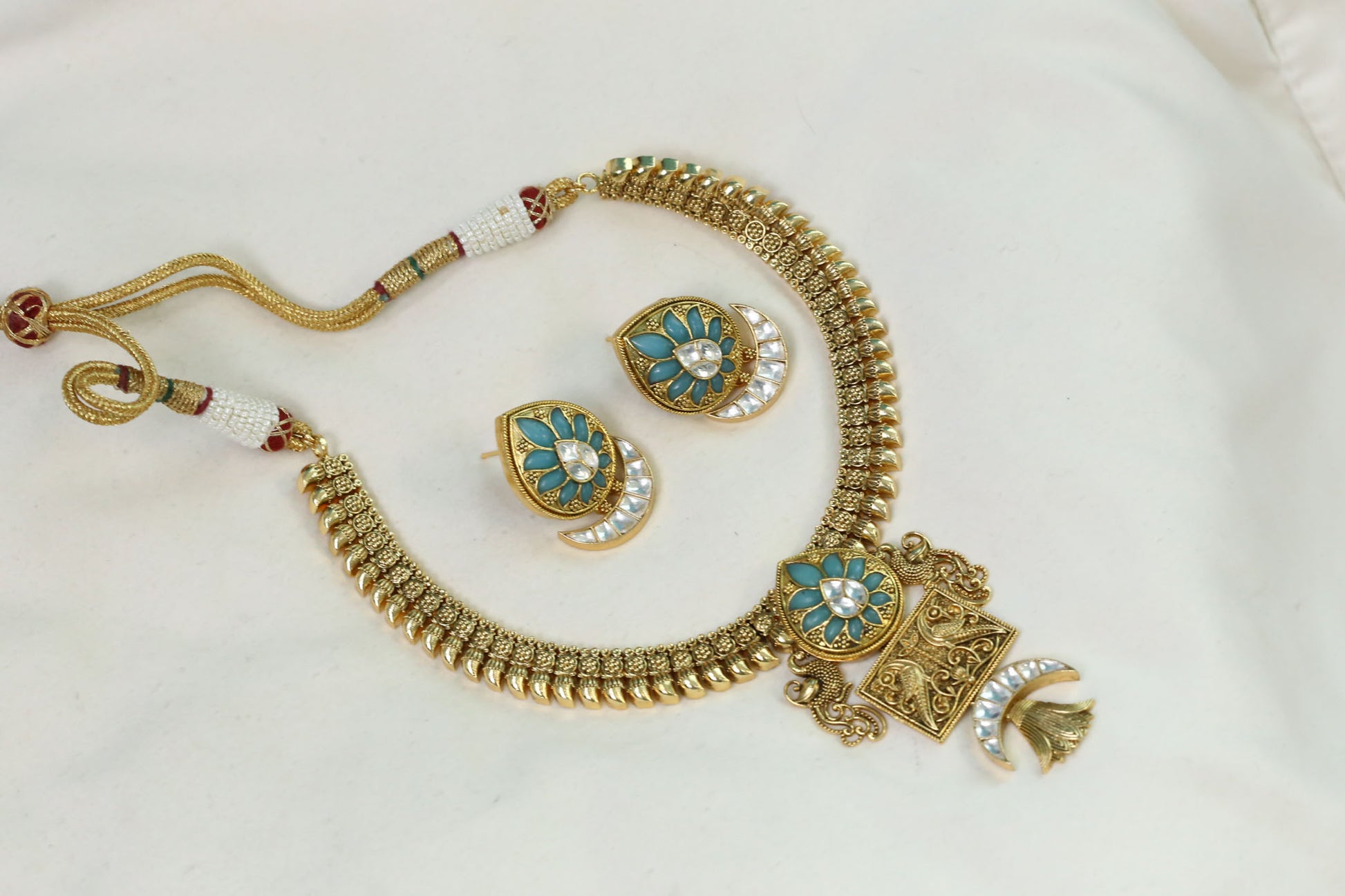 Sona Antique Gold Kundan Necklace Set - Aqua