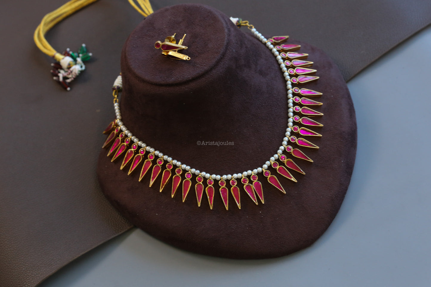 Ishita Vintage Look Kundan Necklace Set