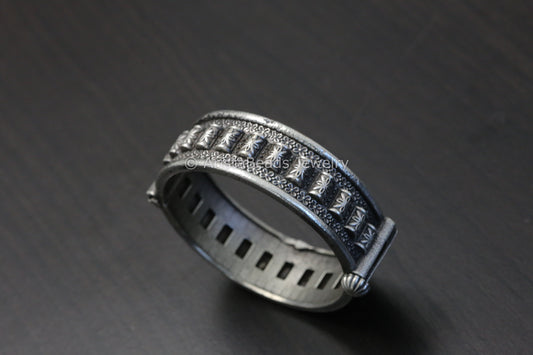 Pacheli Silver Look Alike Bangle(Screw System)