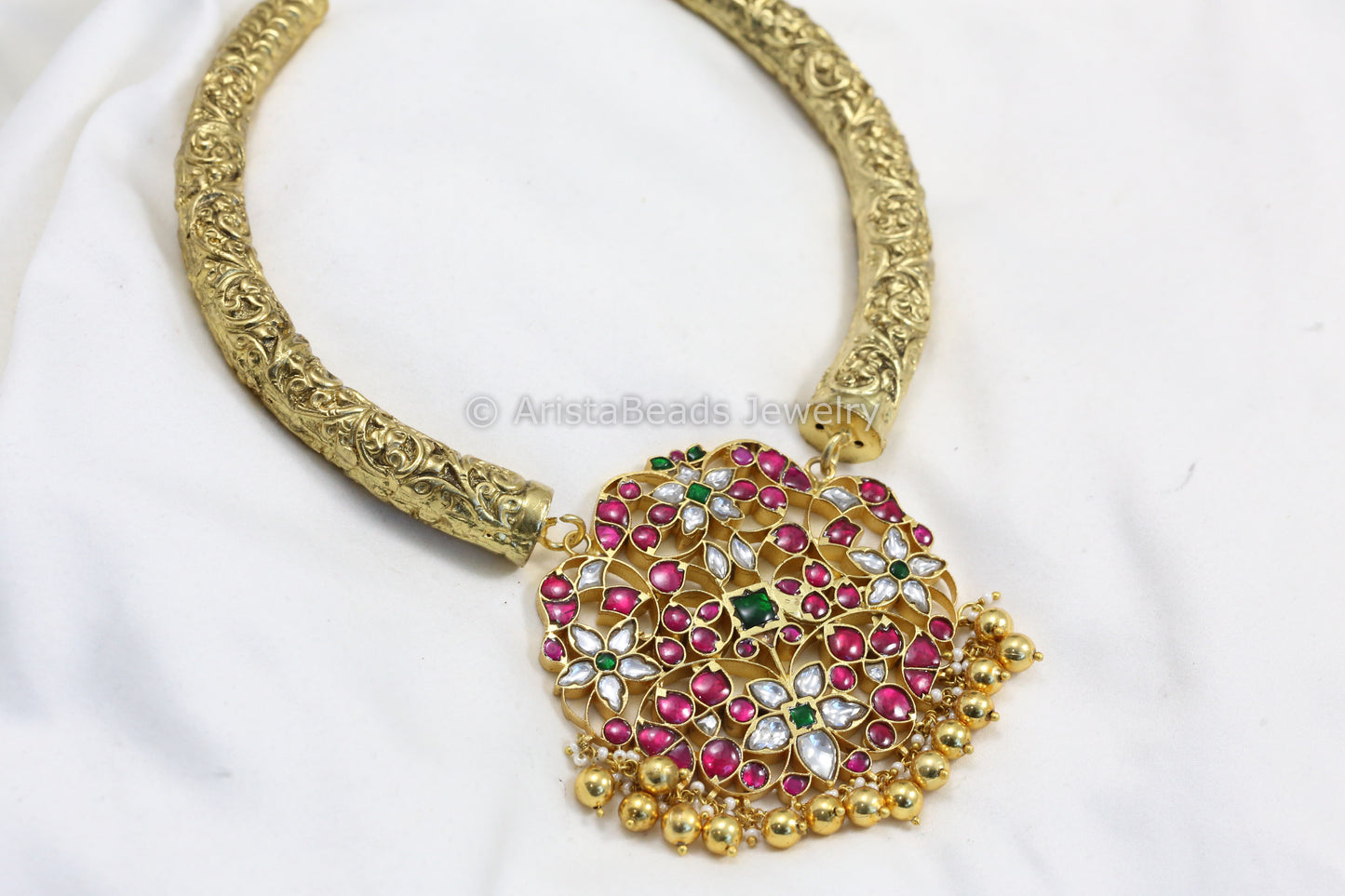 Jadau Kundan Pendant In Carved Hasli