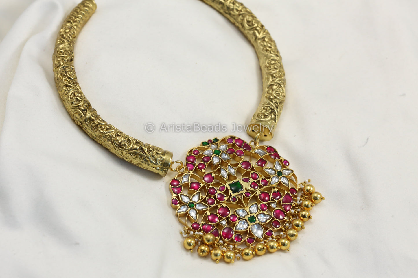 Jadau Kundan Pendant In Carved Hasli